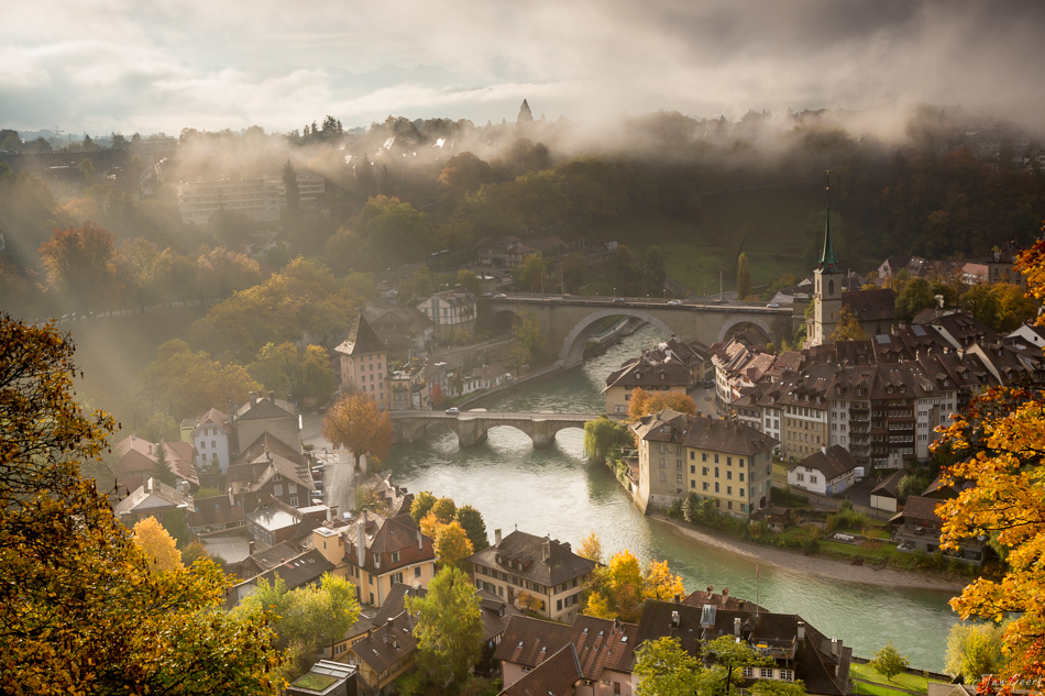 Herbstliche Altstadt Bern Aare Nydegg Nebel Berner Oberland Schweiz Jan Geerk