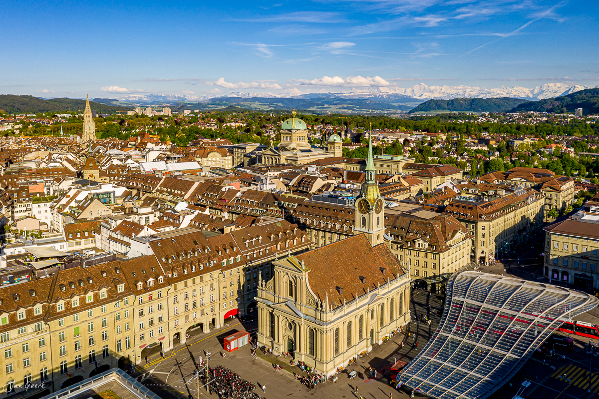 Luftaufnahme der Altstadt Bern mit Münster und Bundeshaus im Frühling, Alpen im Hintergrund – Jan Geerk Fotograf Basel