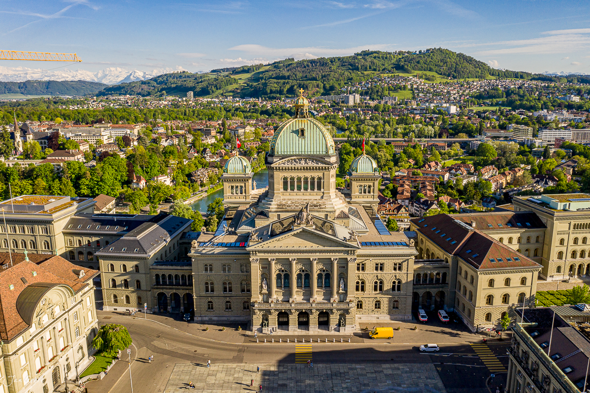 Münster Bern Luftaufnahme Frühling Altstadt Aare Alpen Schweiz Jan Geerk Fotograf Basel