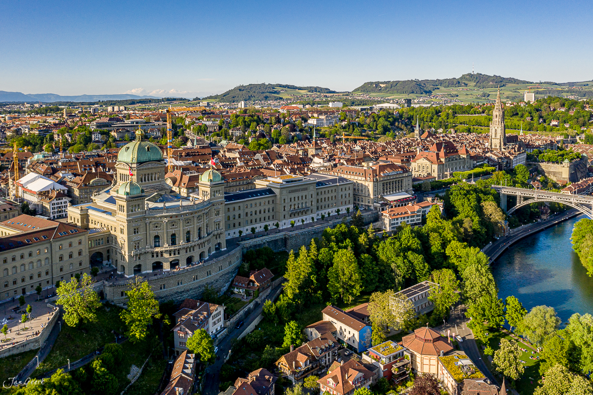 Bern Luftaufnahme Frühling Altstadt Aare Münster Alpen Berner Oberland Schweiz Jan Geerk Fotograf Basel