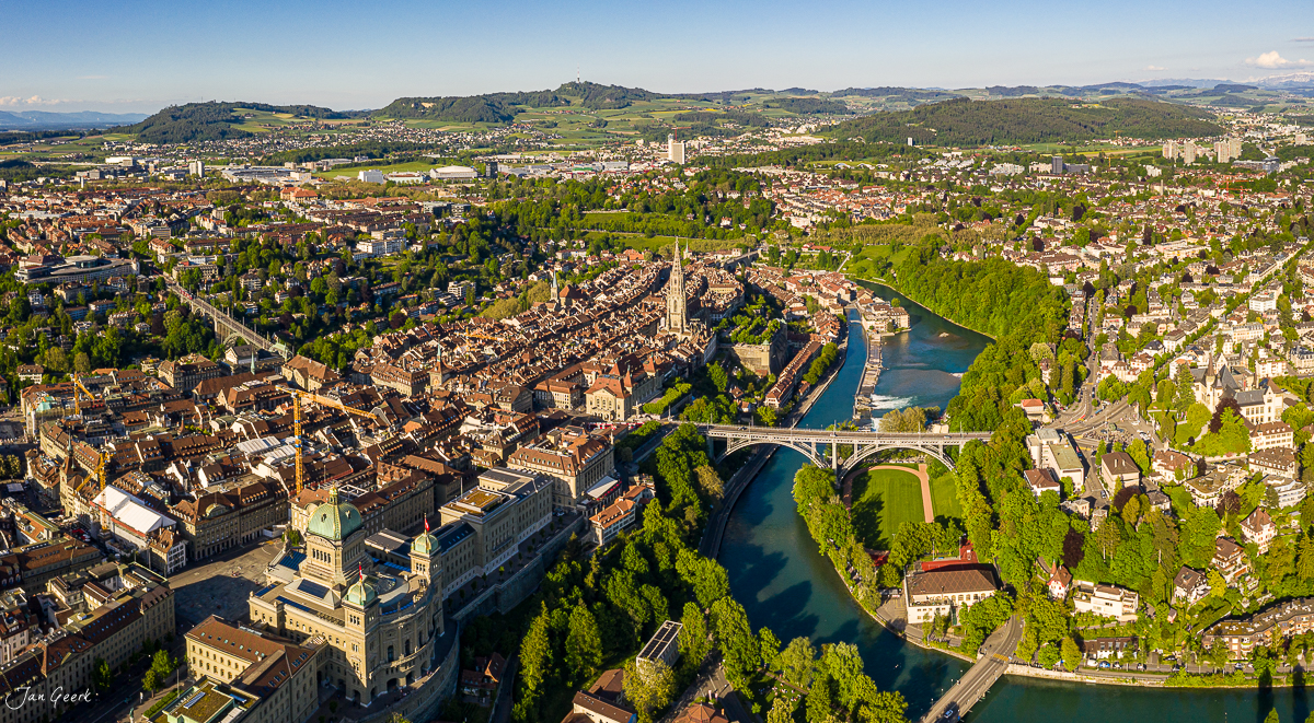 Luftaufnahme Bern mit Aare-Schlaufe, Münster und Altstadt im Frühlingslicht, Berner Oberland Schweiz – Jan Geerk Fotograf Basel