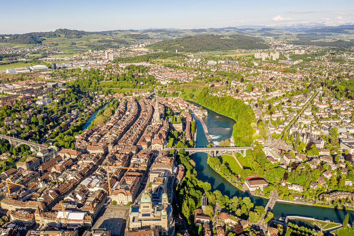 Luftaufnahme Berns Altstadt mit Aareschlaufe im Frühling, Berneroberland Schweiz – Jan Geerk Fotograf Basel