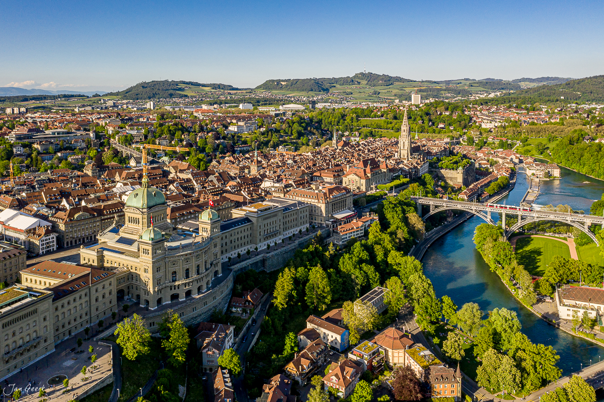 Luftaufnahme der Altstadt Bern mit Münster und Aareschlaufe im Frühling, Berner Oberland Schweiz – Jan Geerk Fotograf Basel