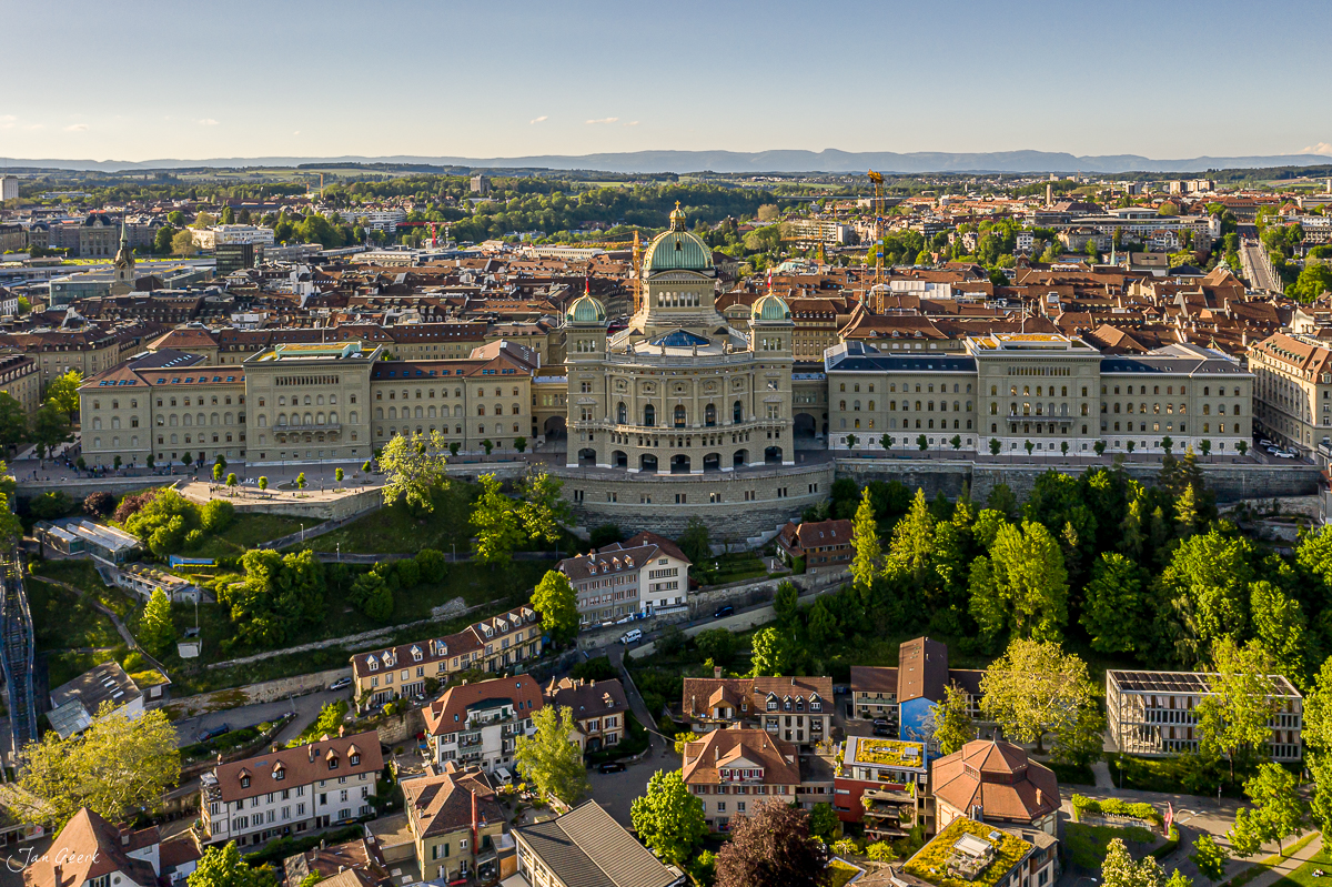 Bern Luftaufnahme mit Bundeshaus und Aareschlaufe im Frühling, Berner Oberland Schweiz – Jan Geerk Fotograf Basel
