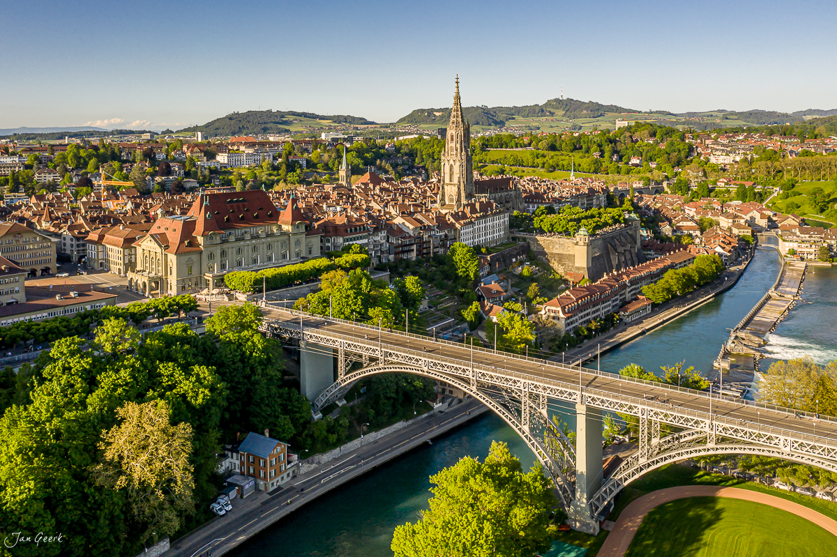 Luftaufnahme der Altstadt Bern mit Münster, Aare-Schleife und Brücke im Frühling, Berner Oberland Schweiz – Jan Geerk Fotograf Basel