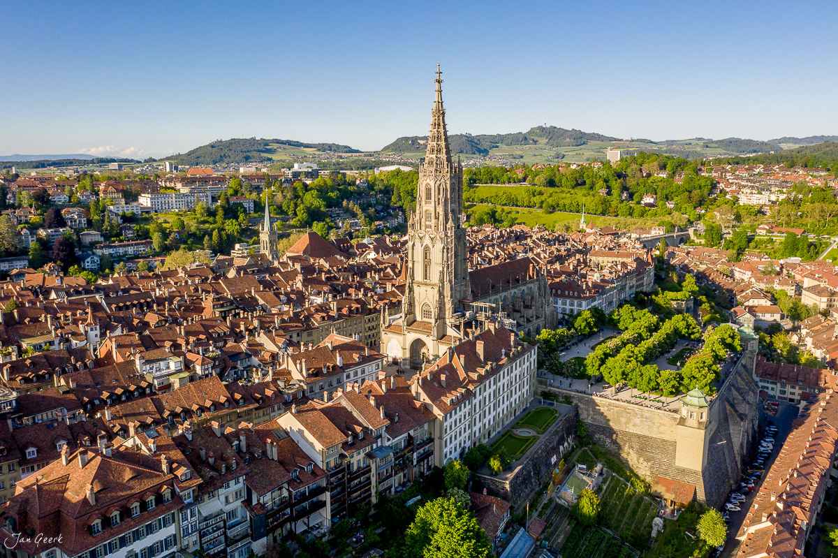 Luftaufnahme Bern Münster und Altstadt im Frühling mit Aare und Alpen Schweiz Jan Geerk Fotograf Basel