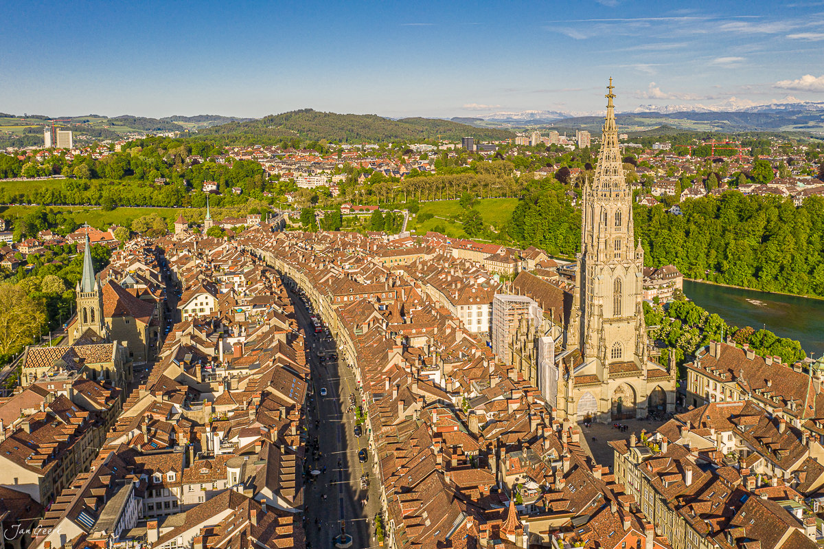 Bern Altstadt Luftaufnahme mit Münster und Aare im Frühling, Berge im Hintergrund, Schweiz – Jan Geerk Fotograf Basel
