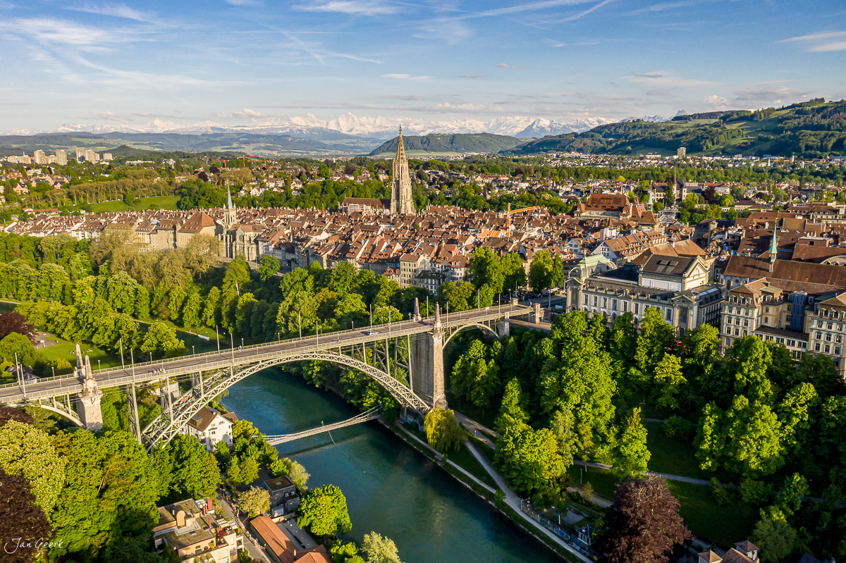 Luftaufnahme Bern Altstadt mit Münster Aare und Alpenkette Frühling Schweiz Jan Geerk Fotograf Basel