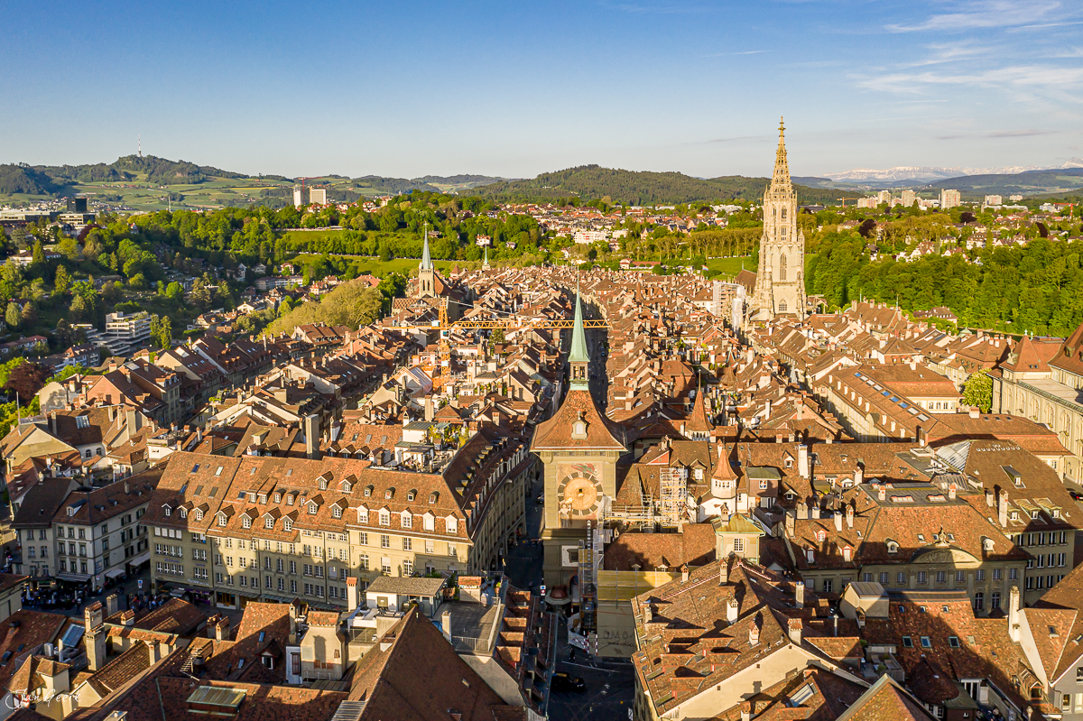 Luftaufnahme Altstadt Bern mit Münster Frühling Alpenblick Schweiz Jan Geerk Fotograf Basel
