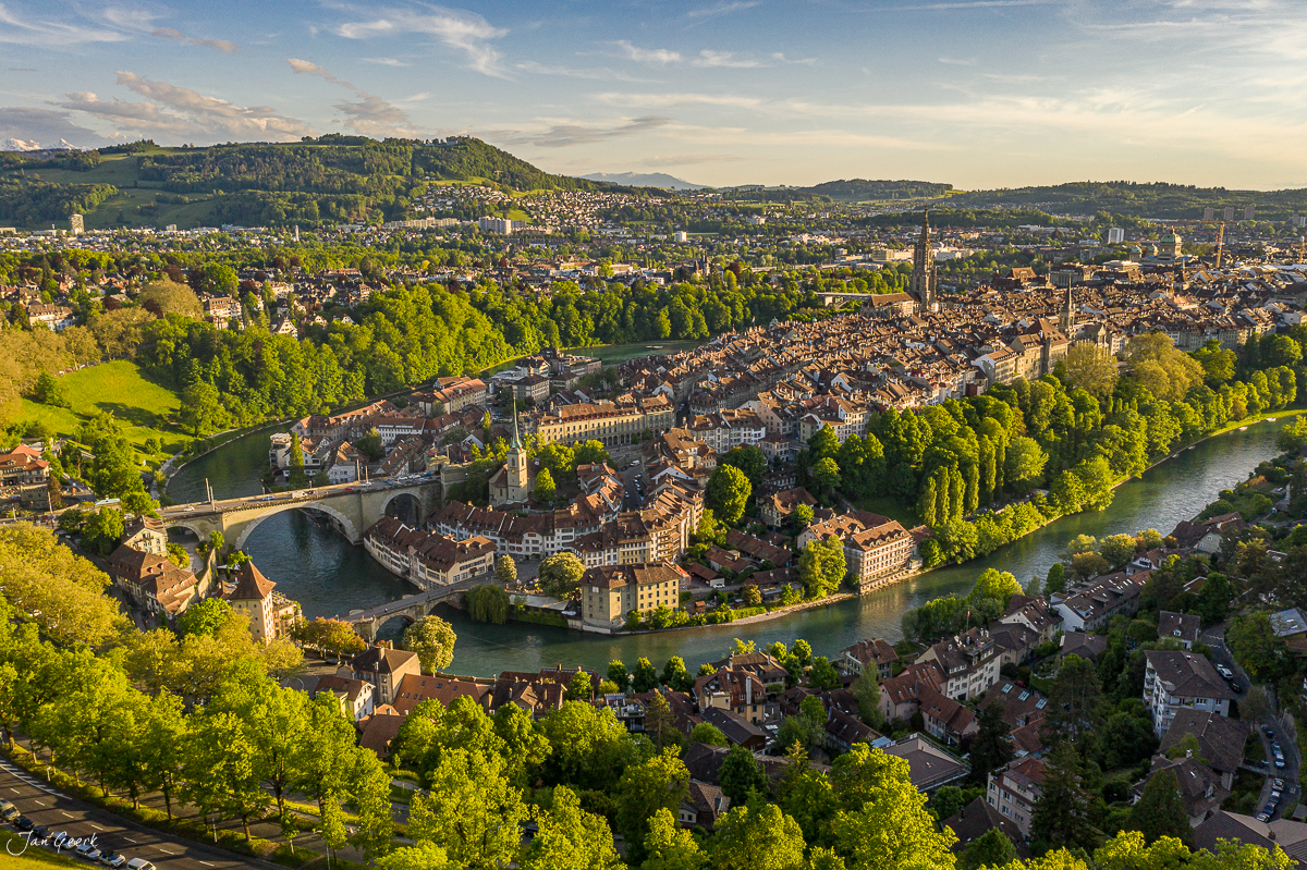 Luftaufnahme von Bern mit Aare-Schlaufe, Altstadt und Münster im Frühlingslicht, Berner Oberland Schweiz – Jan Geerk Fotograf Basel