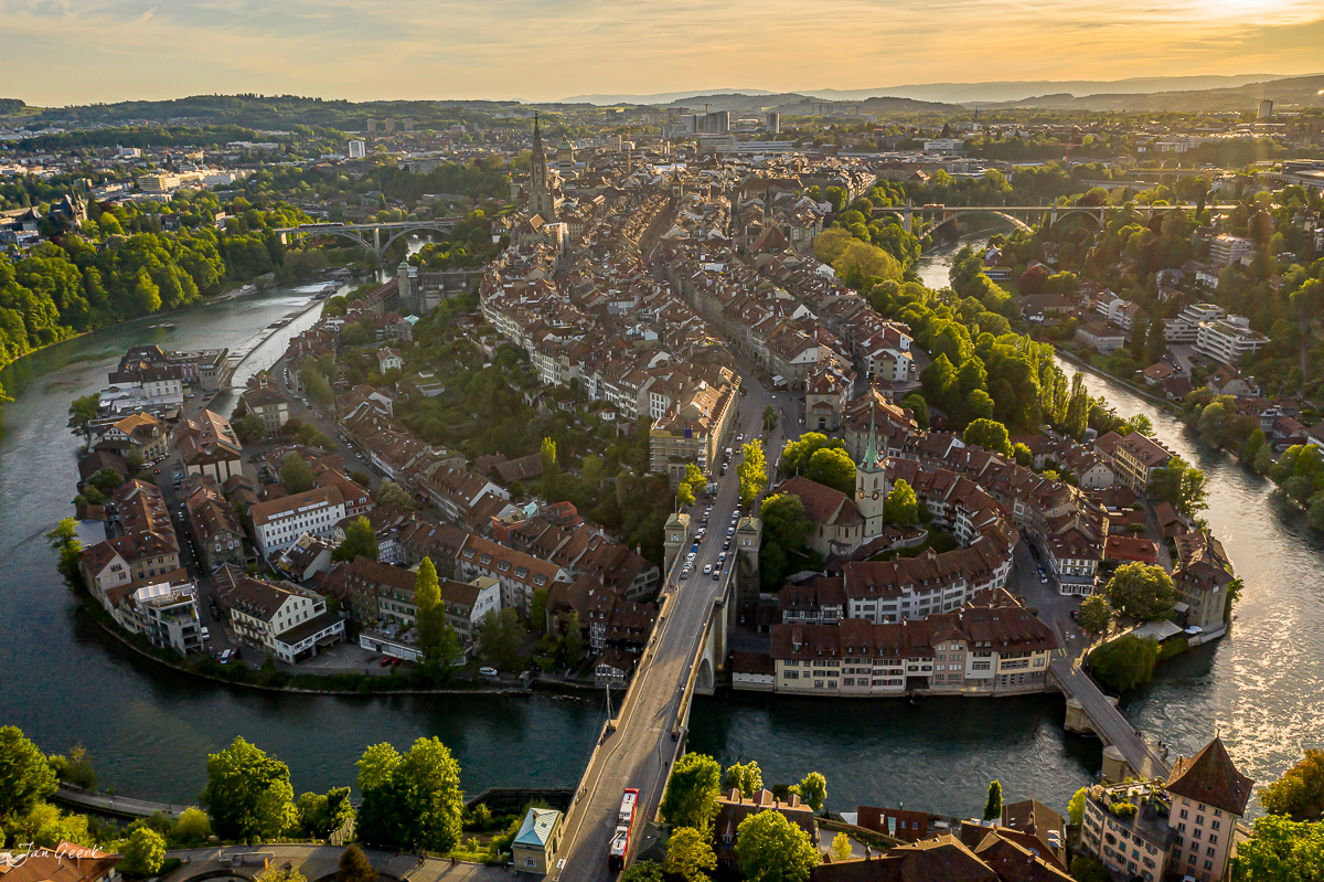 Luftaufnahme Berns mit Aareschlaufe, Münster und Altstadt im Frühlingslicht, Berner Oberland Schweiz – Jan Geerk Fotograf Basel