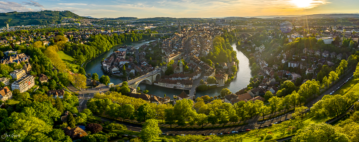 Luftaufnahme der Aareschlaufe in Bern mit Altstadt und Münster im Frühling, Schweiz – Jan Geerk Fotograf Basel