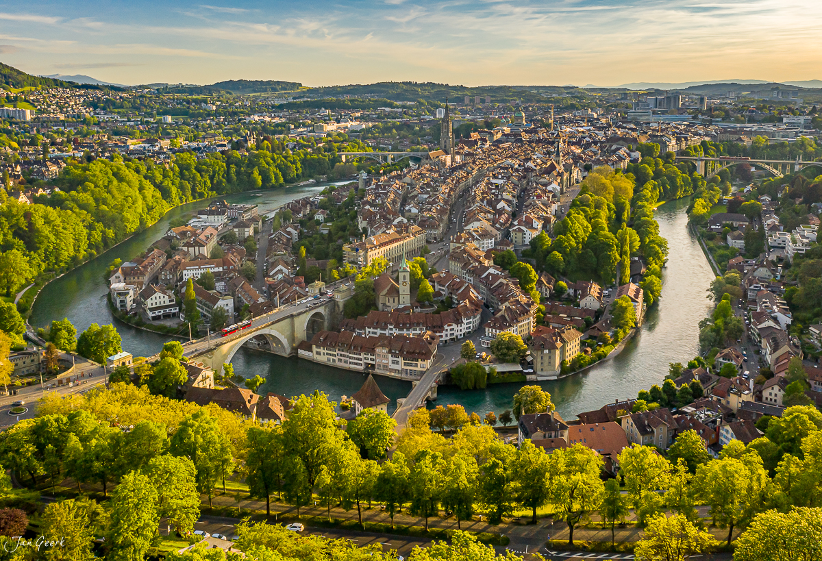 Luftaufnahme der Altstadt Bern mit Aareschlaufe im Frühling, Schweiz – Jan Geerk Fotograf Basel