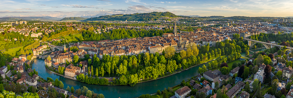 Luftaufnahme Bern Altstadt mit Aare-Schleife im Frühling, Alpen im Hintergrund, Schweiz – Jan Geerk Fotograf Basel