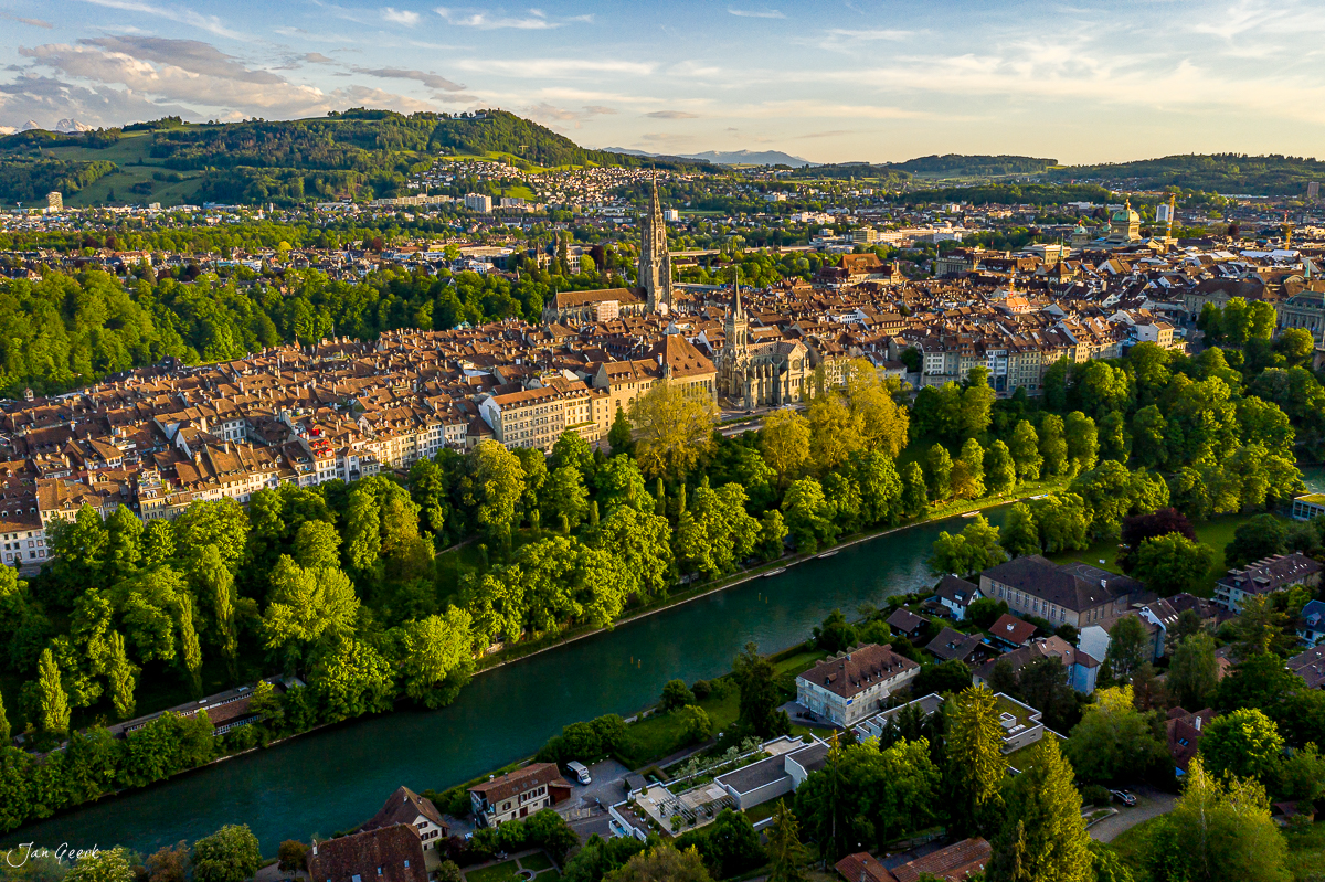 Luftaufnahme Bern Altstadt mit Münster, Aare-Schlaufe im Frühling, Berner Oberland Schweiz – Jan Geerk Fotograf Basel
