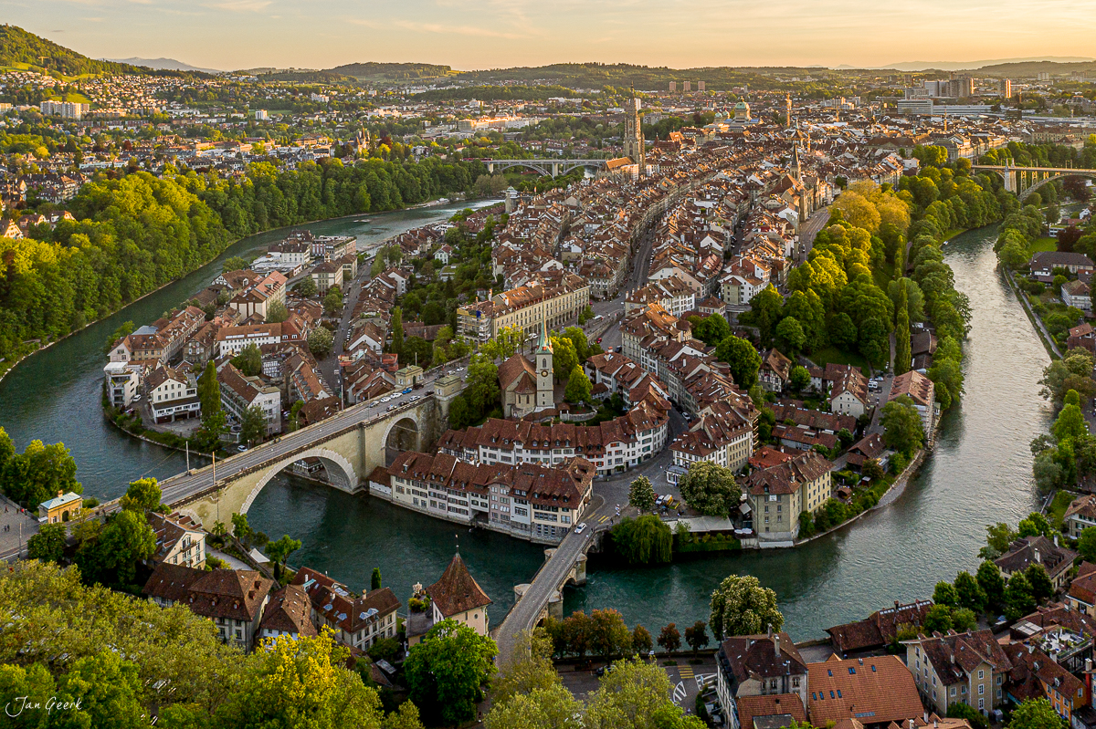Luftaufnahme der Altstadt Bern mit Aareschlaufe, Frühjahrslichtstimmung, Berner Oberland Schweiz – Jan Geerk Fotograf Basel