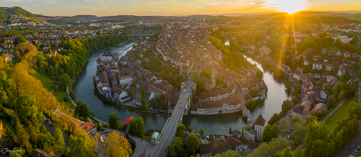 Luftaufnahme Bern mit Aareschlaufe, Münster und Altstadt im Frühlingslicht, Berner Oberland Schweiz – Jan Geerk Fotograf Basel