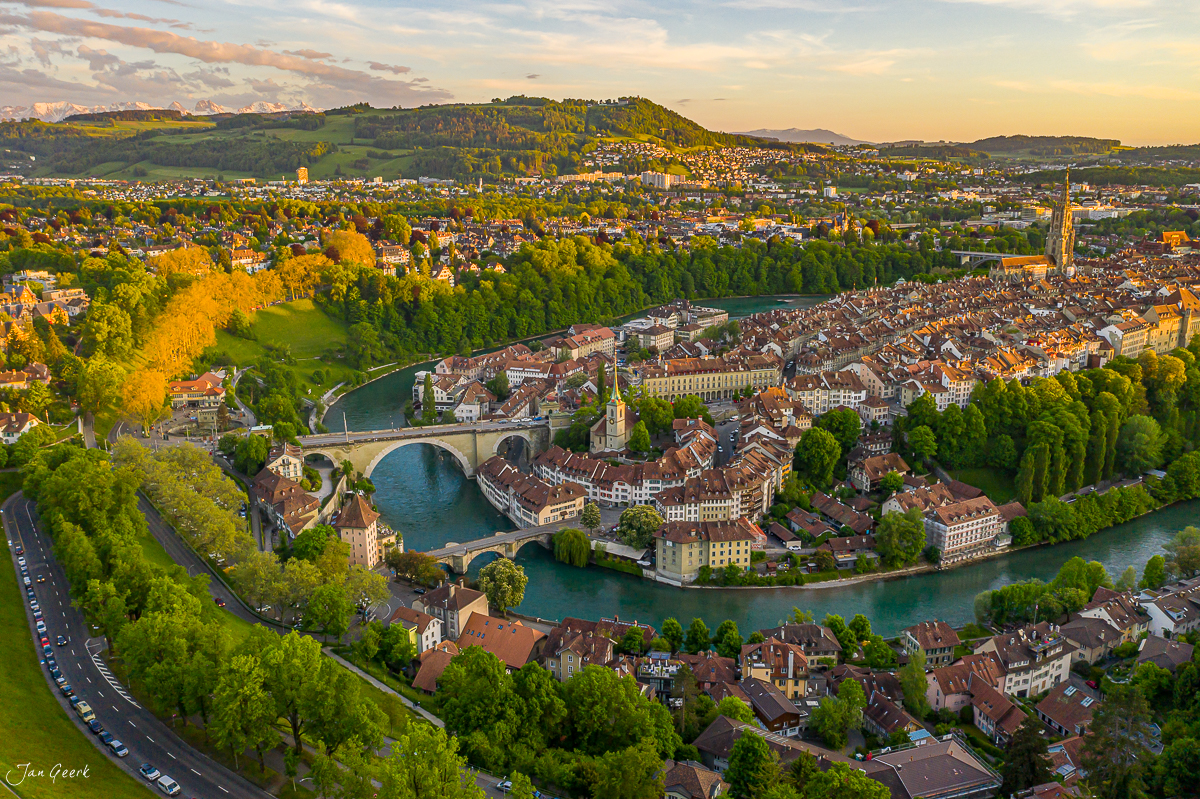 Luftaufnahme Bern mit Aareschlaufe, historischer Altstadt und Münster im Frühlingslicht, Berner Oberland Schweiz – Jan Geerk Fotograf Basel
