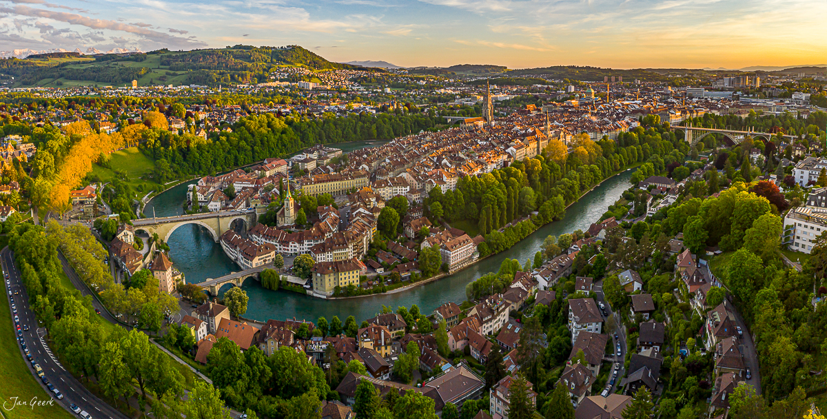Luftaufnahme Bern Altstadt mit Aare-Schlaufe Frühlingslicht Berner Oberland Schweiz – Jan Geerk Fotograf Basel