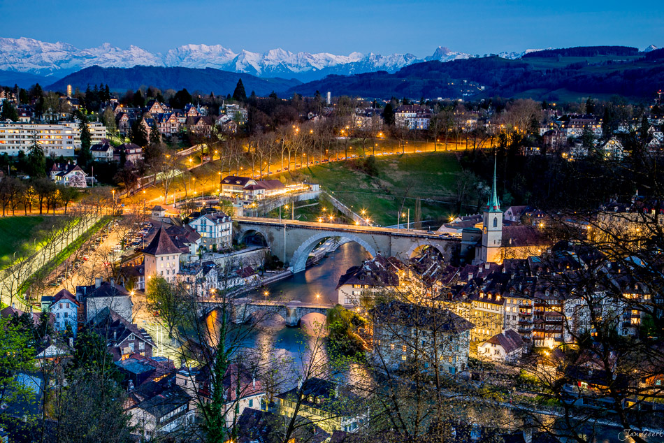 Altstadt Bern mit Aare, Rosengarten und Münster in Frühlingsstimmung mit Kirschblüten, Schweiz – Jan Geerk Fotograf Basel