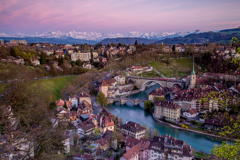 Altstadt mit Aare, Brücken und Kirche bei Sonnenuntergang, Alpen im Hintergrund – Bern Schweiz – Jan Geerk Fotograf Basel