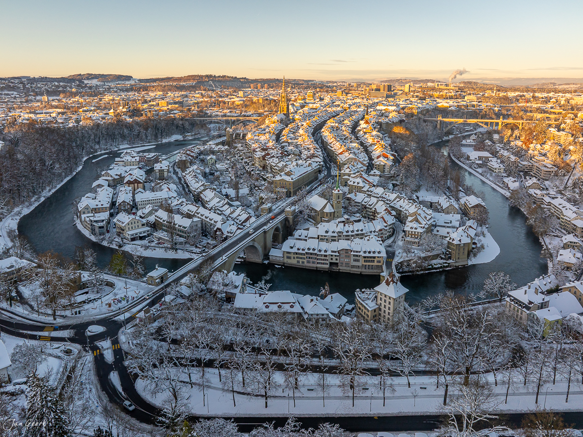 Winterliche Altstadt Bern mit schneebedeckten Dächern, Aareschlaufe und Münster im Sonnenaufgangslicht, Schweiz – Jan Geerk Fotograf Basel