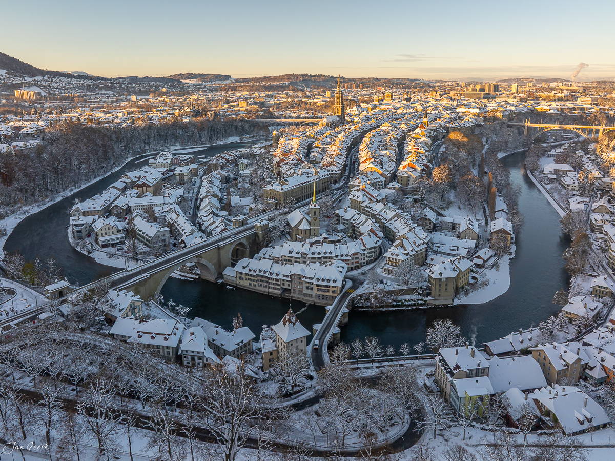 Winterliche Altstadt Bern mit schneebedeckten Dächern, Aare-Schlaufe und Münster bei Sonnenaufgang – Jan Geerk Fotograf Basel Schweiz