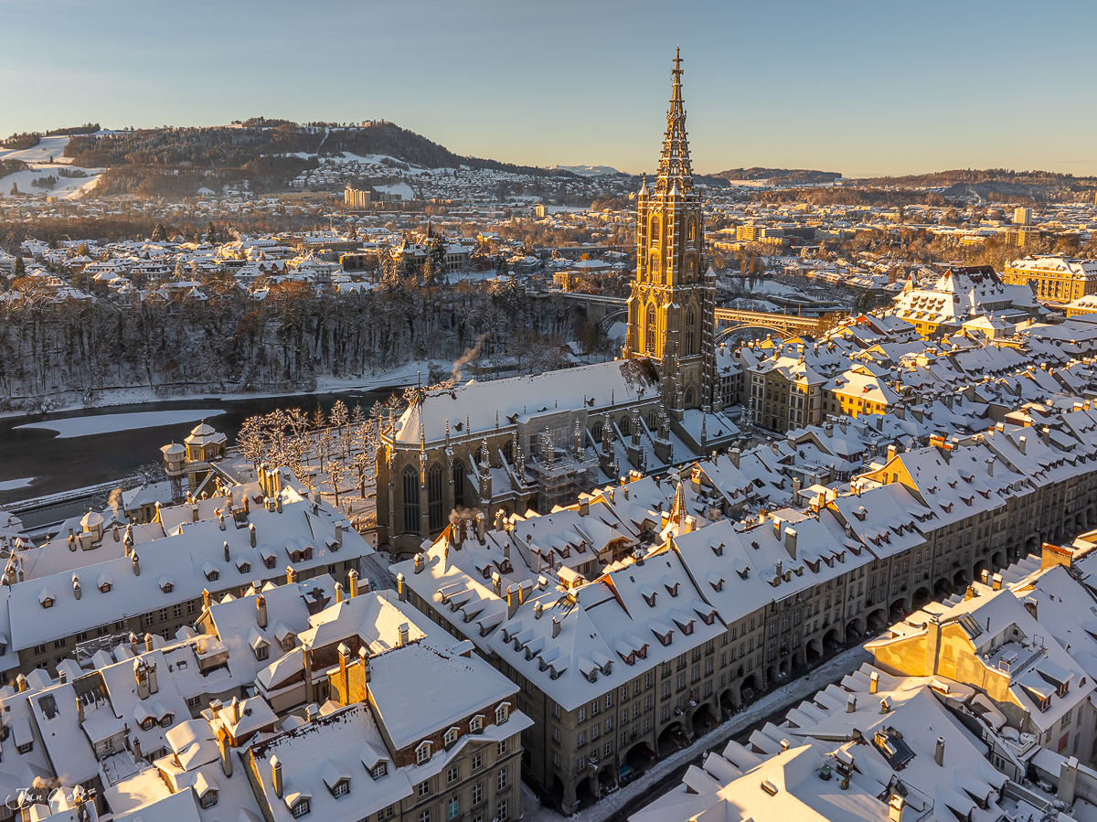 Berner Münster mit verschneiter Altstadt und Aareschlaufe bei Sonnenaufgang, Bern Schweiz – Jan Geerk Fotograf Basel