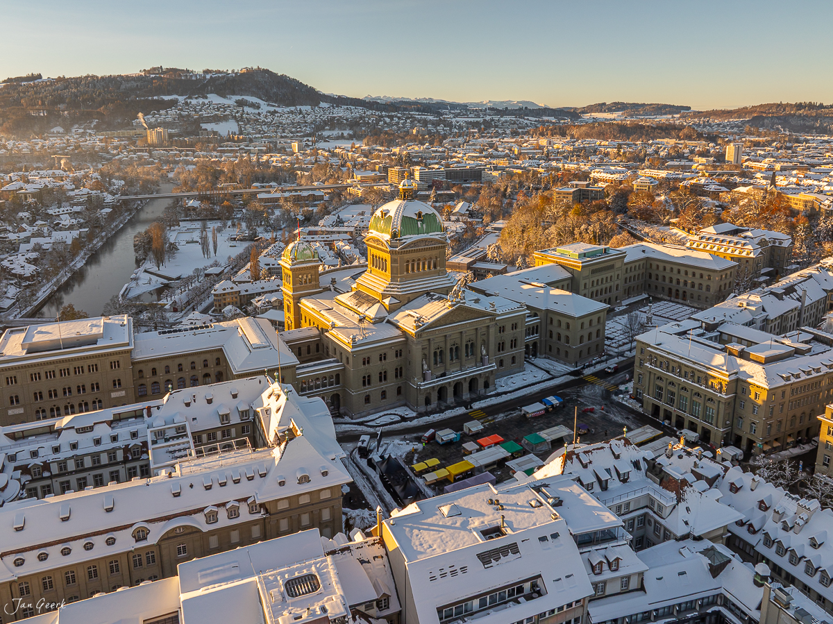 Berner Altstadt mit Münster im Schnee, Morgenlicht, Winter in der Schweiz – Jan Geerk Fotograf Basel
