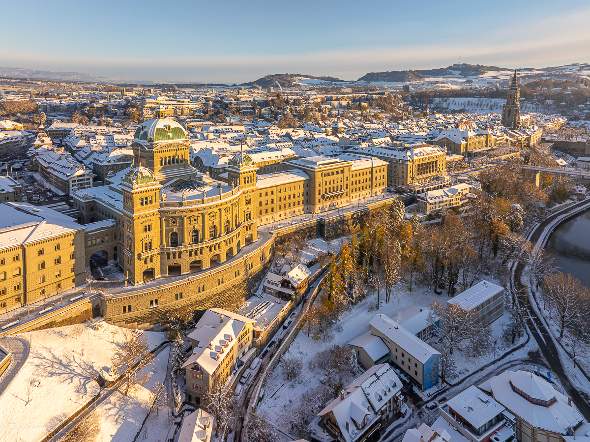 Bern Altstadt mit Münster im Schnee bei Sonnenaufgang, Aare und Alpen, Schweiz – Jan Geerk Fotograf Basel