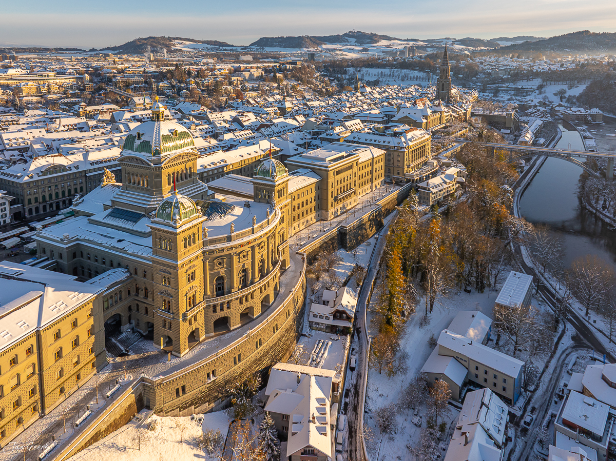 Bern Altstadt im Schnee mit Münster und Aareschlaufe bei Sonnenaufgang Schweiz – Jan Geerk Fotograf Basel