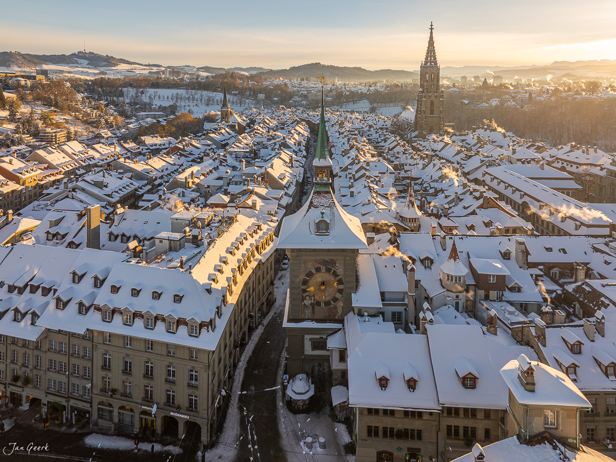 Bern Altstadt mit schneebedeckten Dächern, Münster und Aareschlaufe im Wintermorgen, Bern Schweiz – Jan Geerk Fotograf Basel