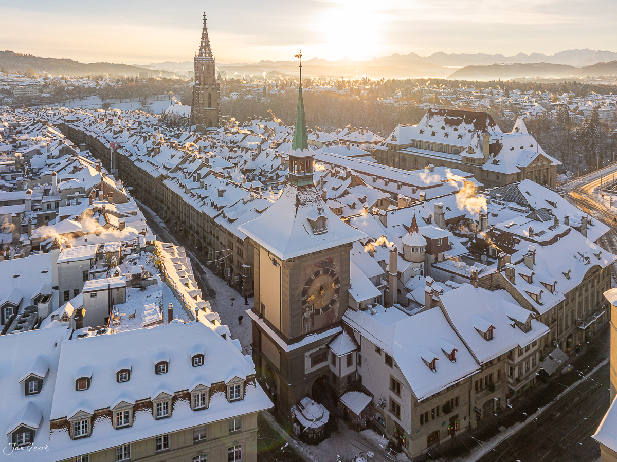 Altstadt Bern im Schnee bei Sonnenaufgang mit Münster und Alpen, Berner Oberland Schweiz – Jan Geerk Fotograf Basel