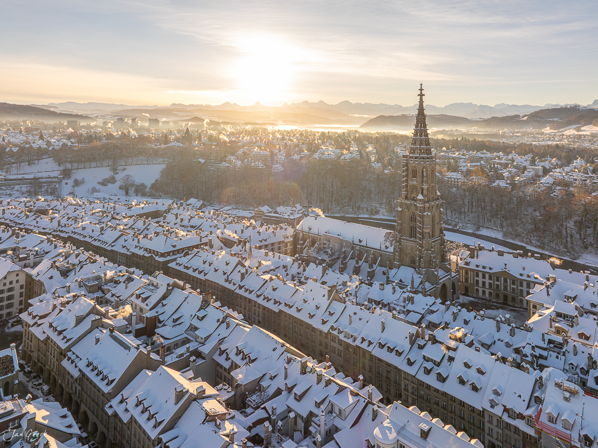 Schneebedeckte Altstadt Bern mit Münster bei Sonnenaufgang, Aareschlaufe und Alpen, Schweiz – Jan Geerk Fotograf Basel