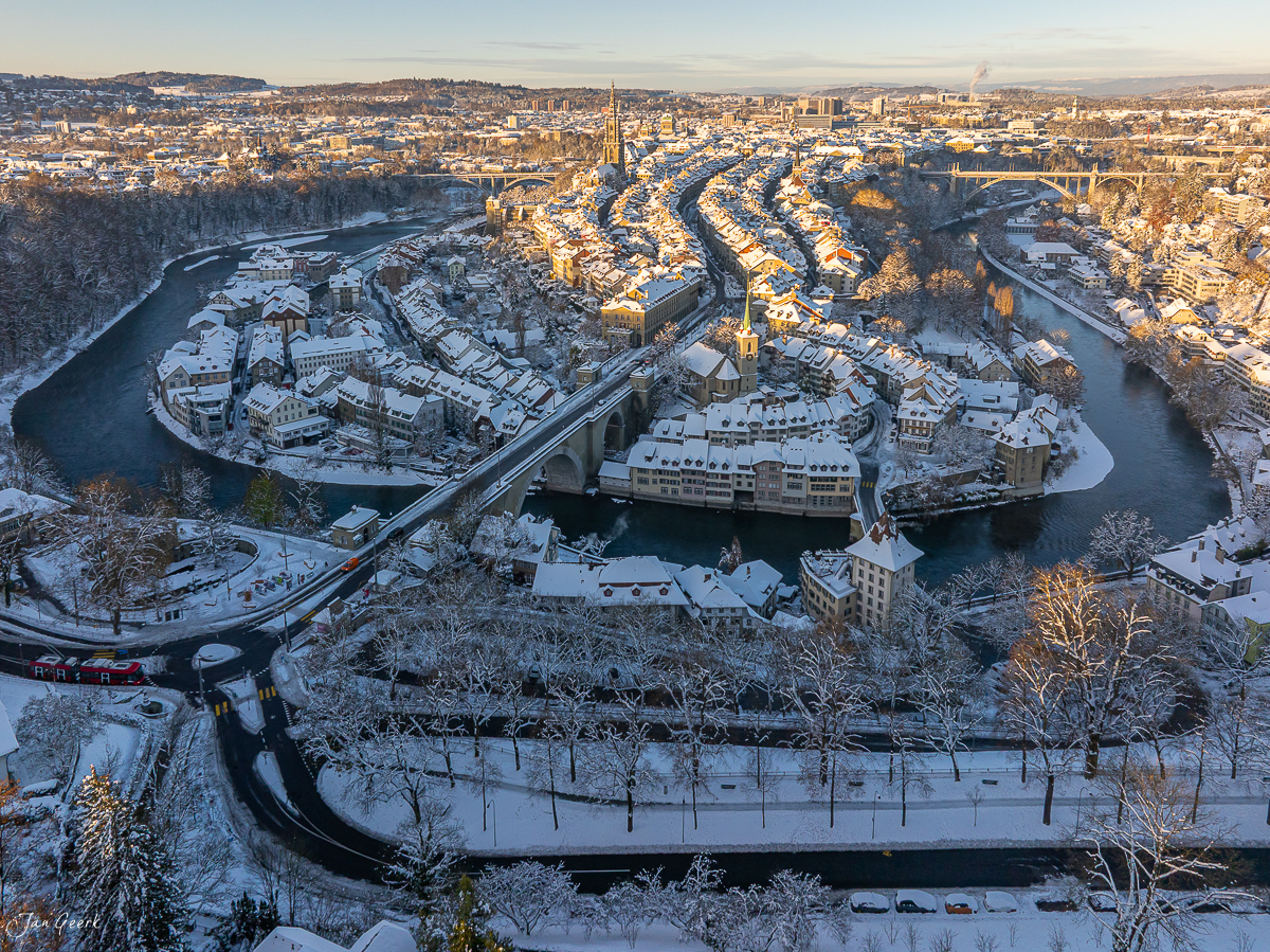 Winterliche Altstadt Bern mit schneebedeckten Dächern, Aare-Schleife und Münster bei Sonnenaufgang – Jan Geerk Fotograf Basel Schweiz