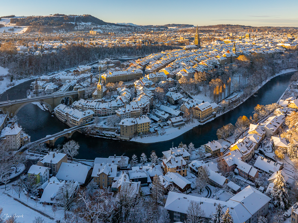 Altstadt Bern mit schneebedeckten Dächern, Aare-Schlaufe und Münster im Wintersonnenaufgang – Schweiz von Jan Geerk Fotograf Basel