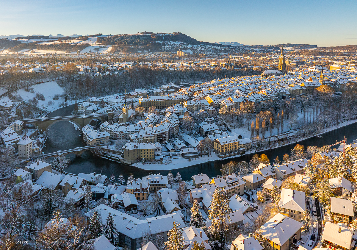 Winterliche Altstadt von Bern mit schneebedeckten Dächern, Aare-Fluss und Münster im Morgenlicht – Schweiz, Jan Geerk Fotograf Basel