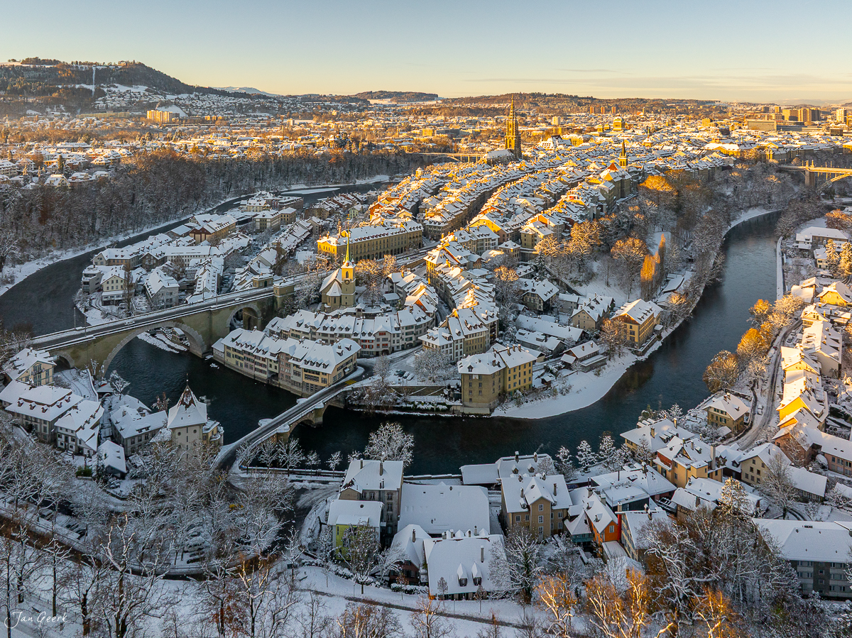 Winterliche Altstadt Bern mit verschneiten Dächern, Aare-Schlaufe und Münster bei Sonnenaufgang – Jan Geerk Fotograf Basel