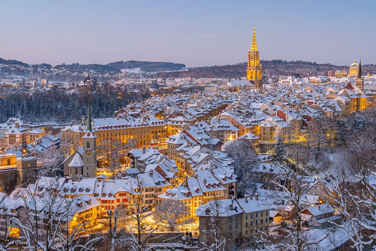 Schneebedeckte Altstadt von Bern mit beleuchteten Kirchtürmen im Wintermorgen, Berner Oberland Schweiz – Jan Geerk Fotograf Basel