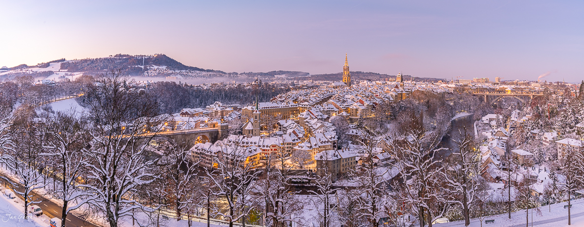 Verschneite Altstadt Bern im Wintermorgen mit Münster und Rosengarten Schweiz – Jan Geerk Fotograf Basel