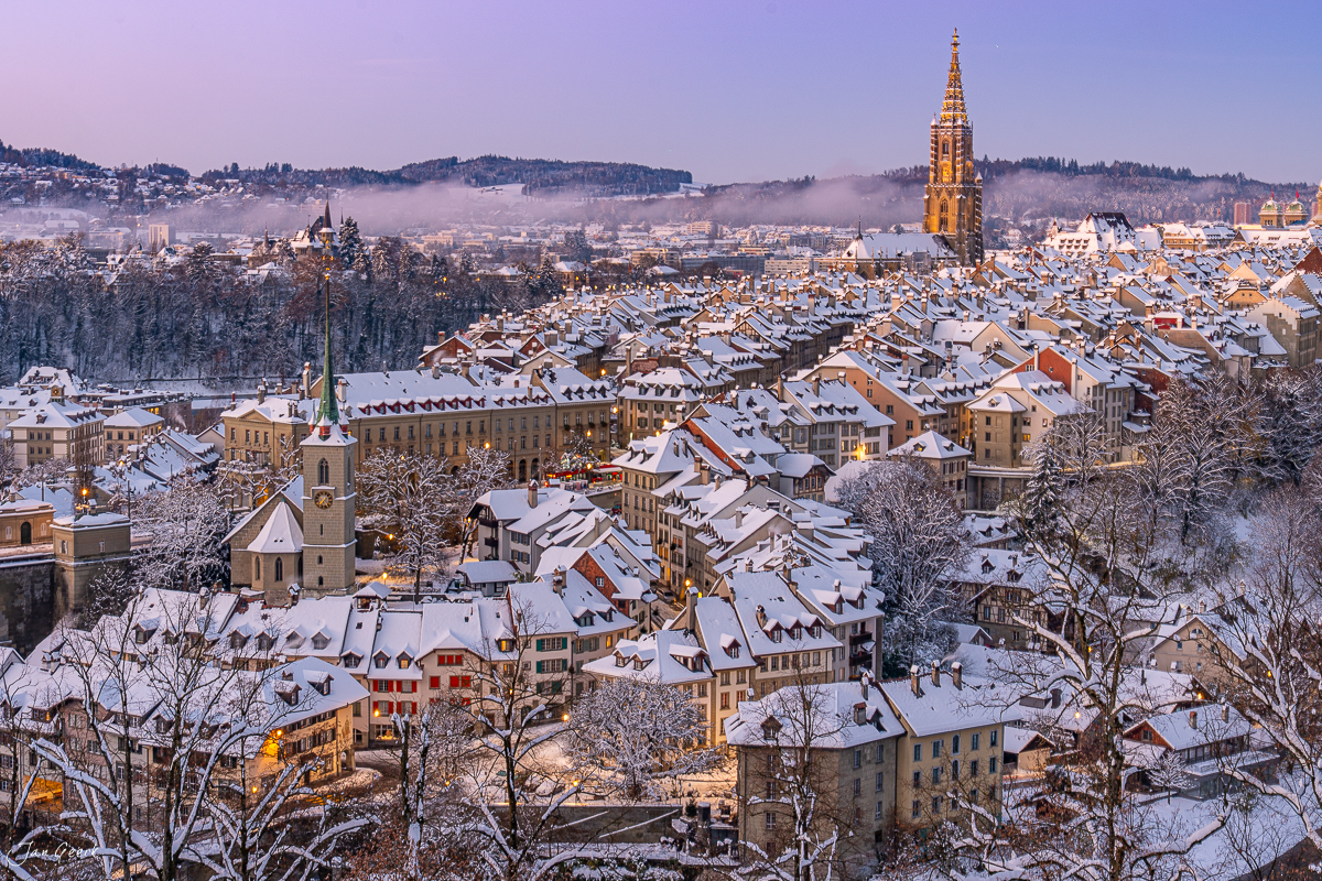 Verschneite Altstadt Bern mit Münster im Wintermorgen-Schnee und Kantlicht – Schweiz Jan Geerk Fotograf Basel