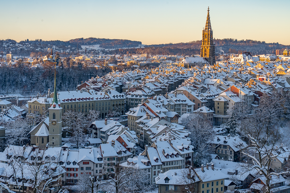 Bern Altstadt im Schnee mit Münster Kirche, Wintermorgen mit Rosengarten, Schweiz – Jan Geerk Fotograf Basel