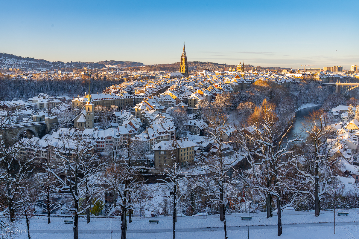 Schneebedeckte Altstadt von Bern mit Münster im goldenen Morgenlicht, Rosengarten Blick, Berner Oberland Schweiz – Jan Geerk Fotograf Basel