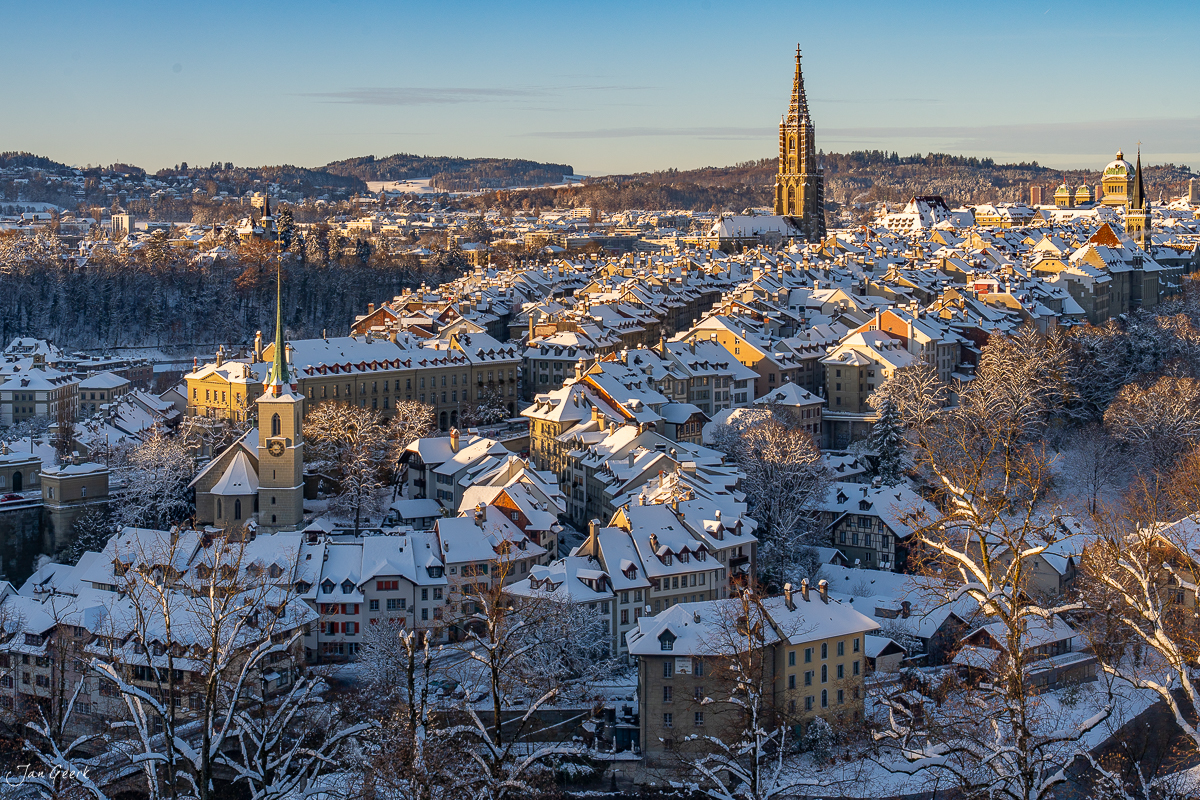 Schneebedeckte Altstadt Bern mit Münster und Rosengarten im Wintermorgen, Berner Oberland Schweiz – Jan Geerk Fotograf Basel