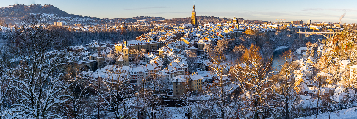 Winterlicher Blick auf Bern Altstadt mit schneebedeckten Dächern und Münster im goldenen Morgenlicht Schweiz Jan Geerk Fotograf Basel