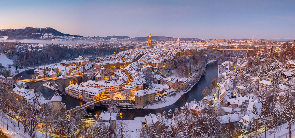 Winterliche Altstadt Bern mit schneebedeckten Dächern und Aare bei Sonnenaufgang in der Schweiz – Jan Geerk Fotograf Basel