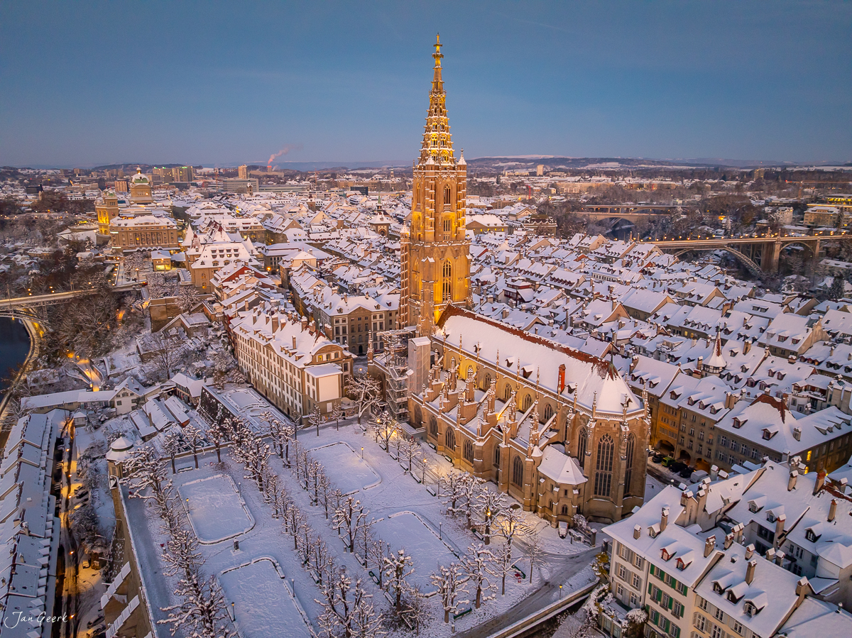 Berner Münster mit verschneiter Altstadt im Sonnenaufgang, Aareschlaufe, Winter Schweiz – Jan Geerk Fotograf Basel