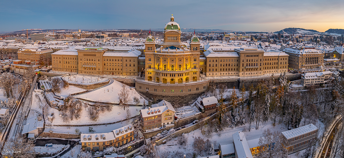 Bundeshaus Bern im Schnee mit Aareschlaufe, Münster und Altstadt im Winterlicht, Bern Schweiz – Jan Geerk Fotograf Basel