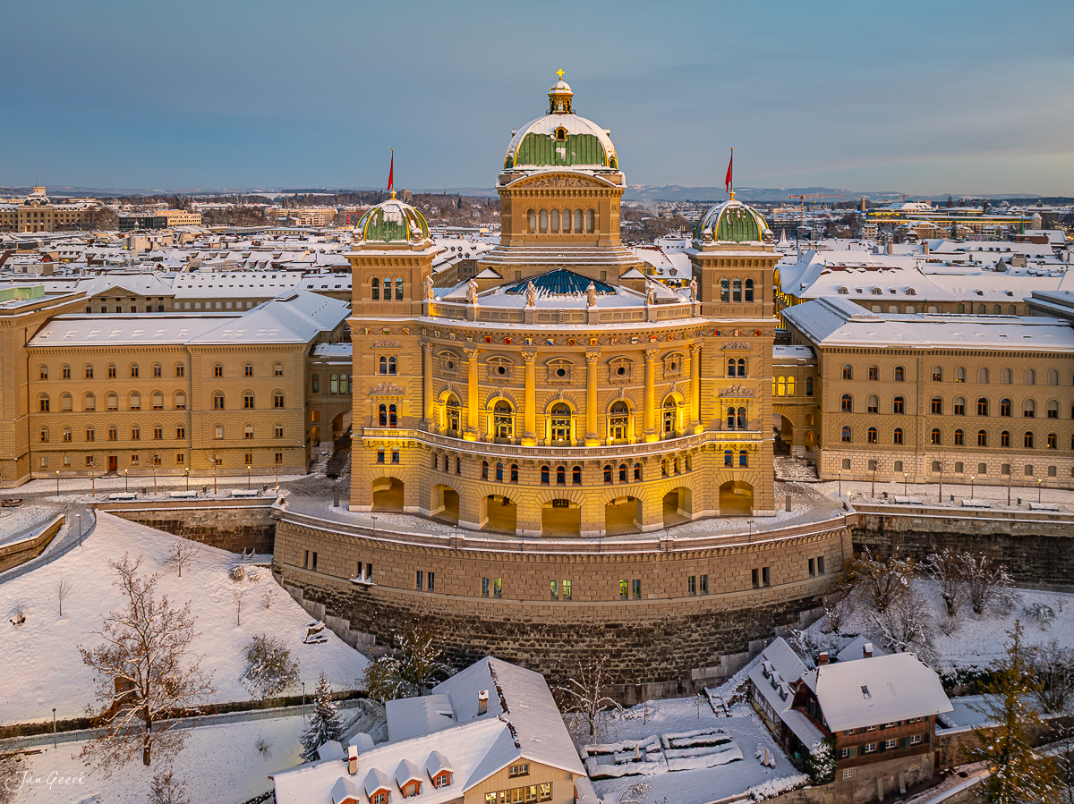 Berner Münster im Schnee mit Aareschlaufe, Winterstimmung im Berneroberland, Schweiz – Jan Geerk Fotograf Basel
