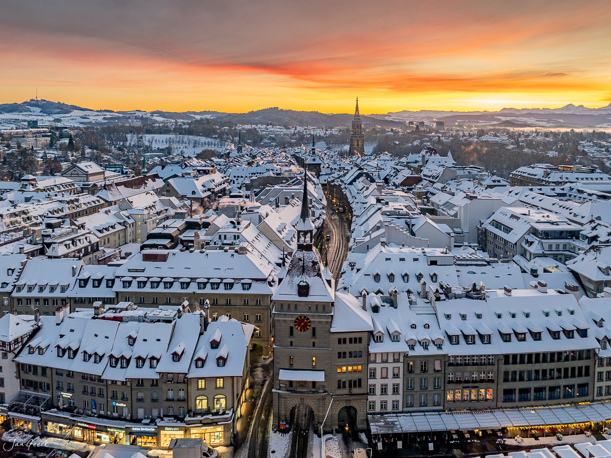 Bern Altstadt mit Münster im Schnee bei Sonnenaufgang, Berneroberlandregion Schweiz – Jan Geerk Fotograf Basel